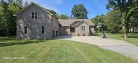 view of front of house featuring a front yard