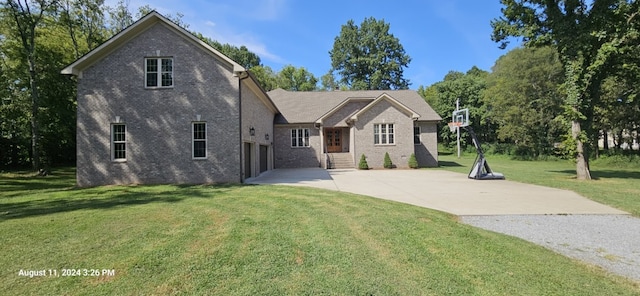 view of front facade with a front lawn