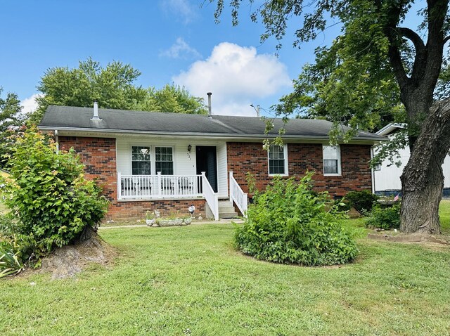 single story home with a front lawn