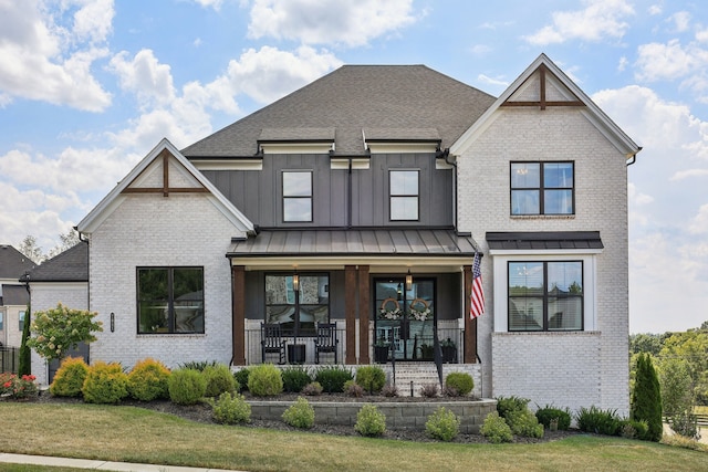 view of front of property featuring a front yard and covered porch