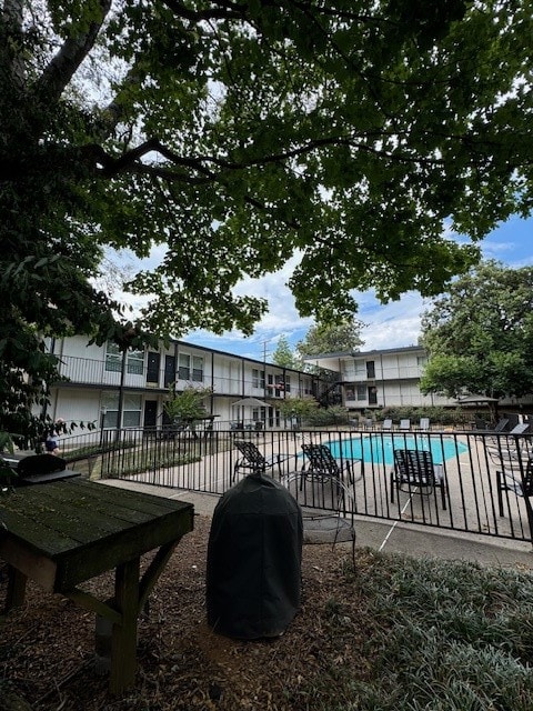 view of yard featuring a fenced in pool