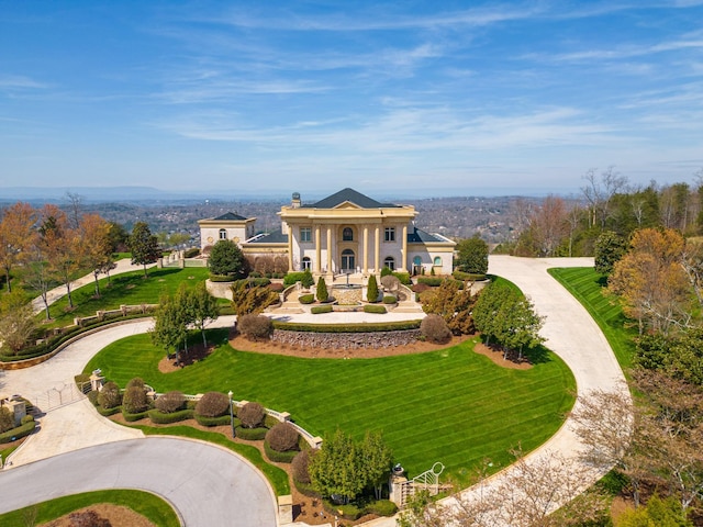 view of front facade featuring driveway and a front lawn