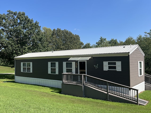 manufactured / mobile home with a front yard