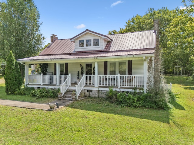 country-style home featuring a front lawn and covered porch