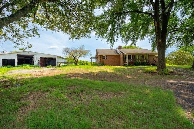 view of yard with an outbuilding