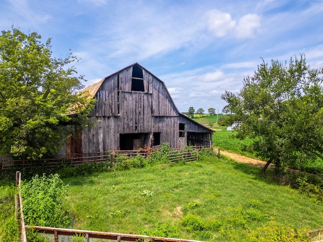 view of yard featuring an outdoor structure