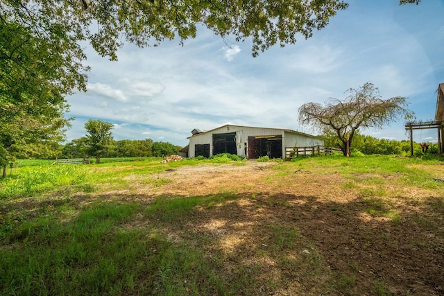 view of yard with an outbuilding