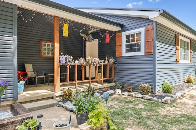 property entrance with covered porch