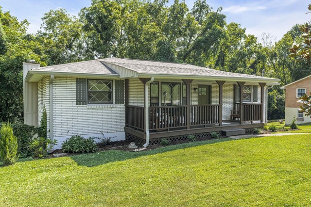 view of front of home featuring a front lawn and covered porch