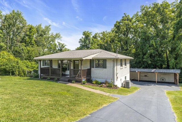 view of front facade with an outdoor structure, cooling unit, covered porch, and a front yard