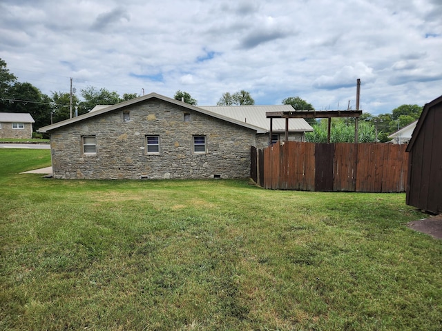 view of side of property featuring a lawn