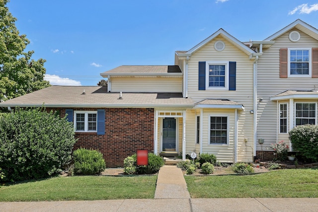 view of front of property featuring a front yard