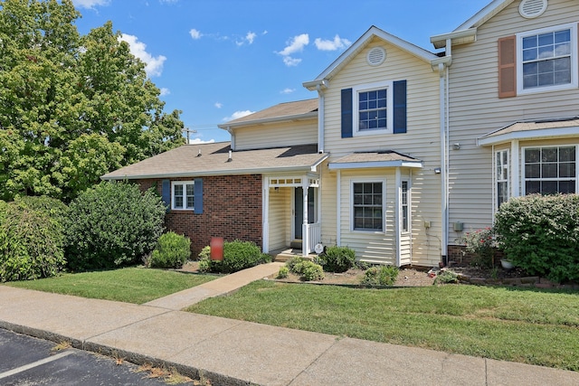 view of front facade featuring a front yard