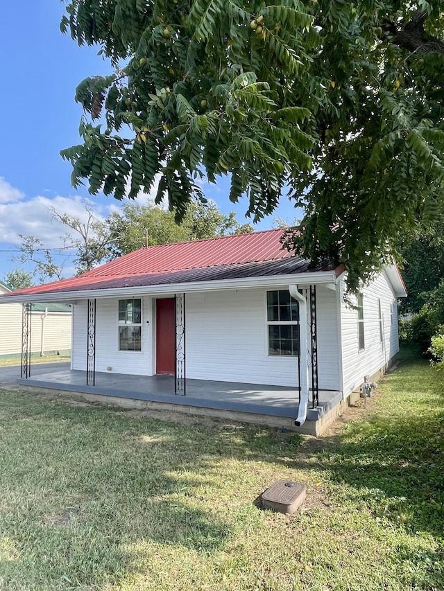 view of front of house featuring a porch and a front yard