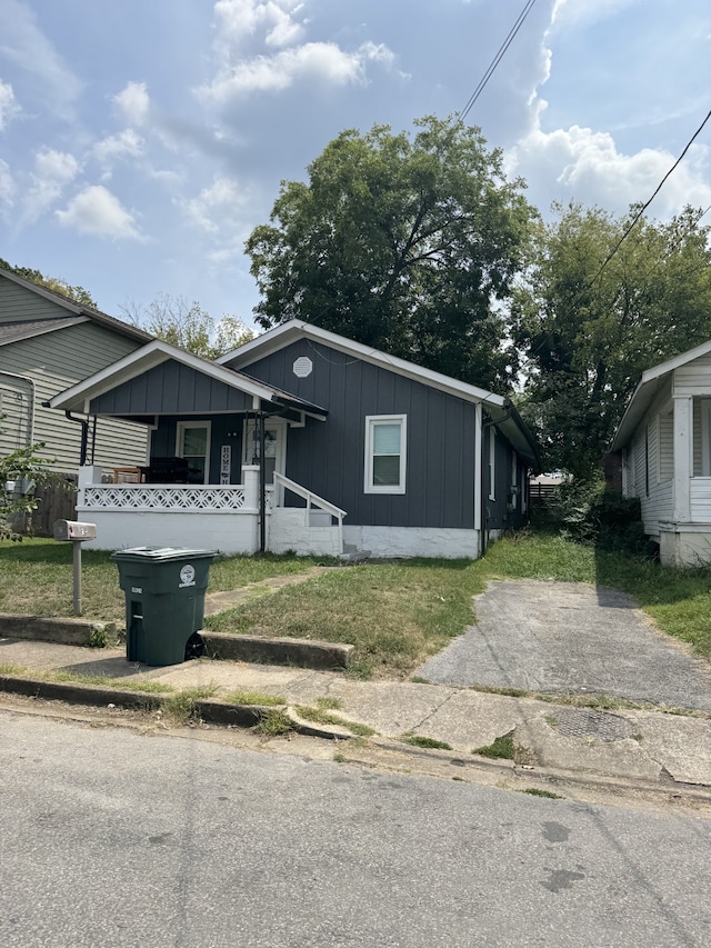 view of front of property with a front yard