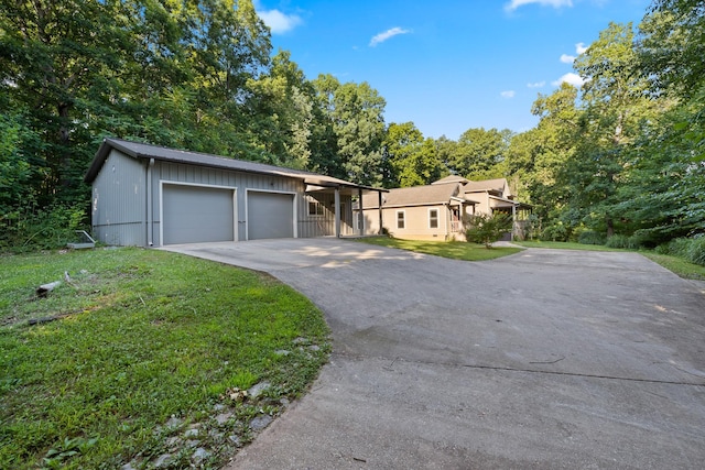 view of front of property featuring driveway, an attached garage, and a front yard