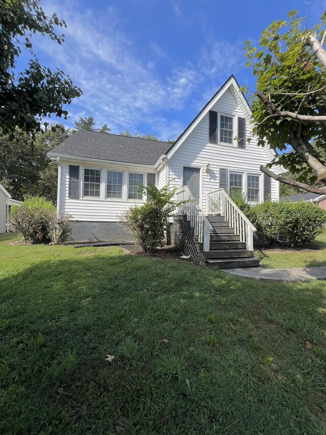 view of front of property with a front lawn