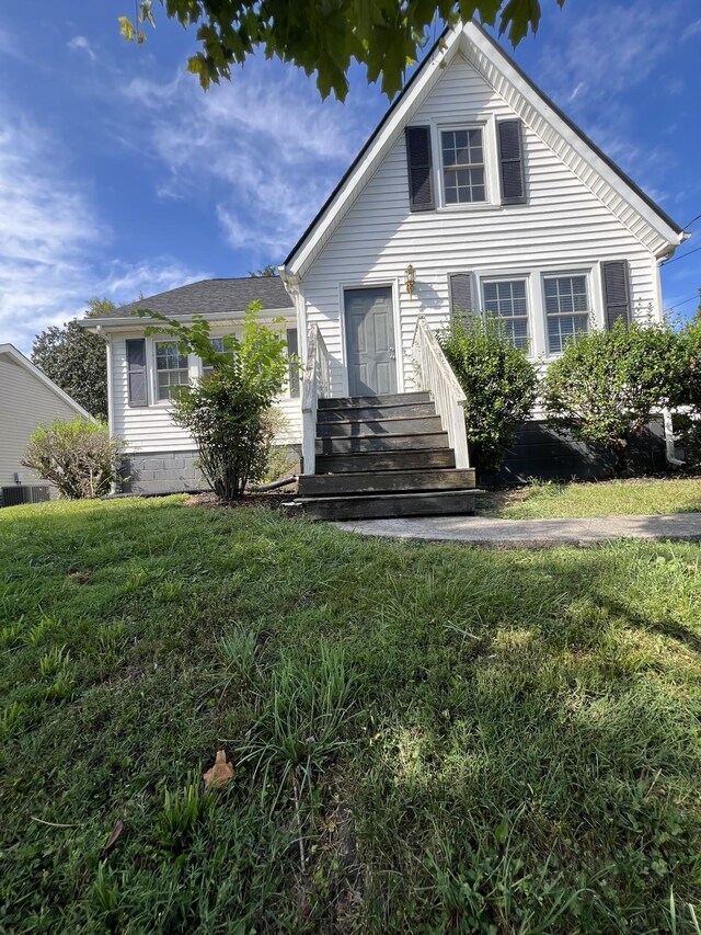 view of front of house featuring a front yard