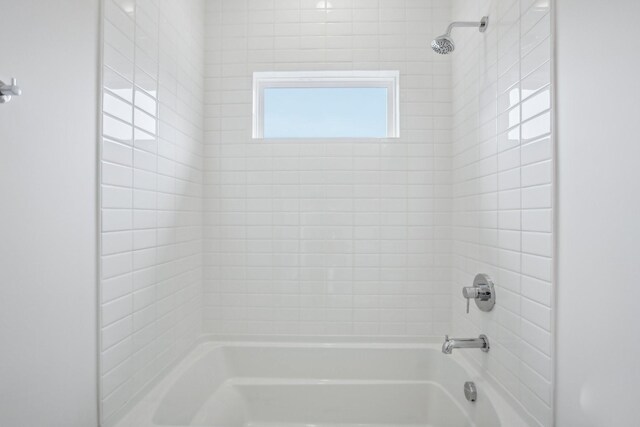 bathroom with tiled shower / bath combo