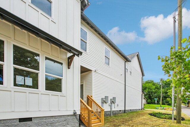 view of side of property featuring a yard