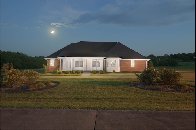 view of front of property featuring a front lawn