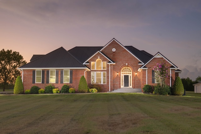 view of front of home featuring a lawn