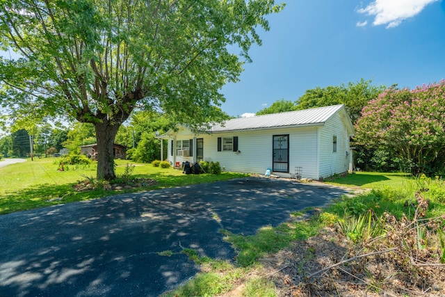 ranch-style house featuring a front lawn