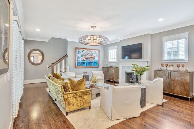 living room featuring hardwood / wood-style flooring and crown molding