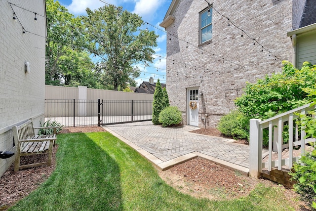 view of yard featuring a patio area