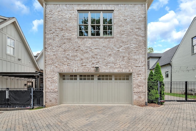 view of front facade featuring a garage