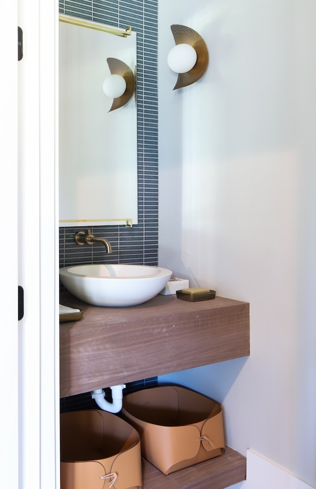 bathroom featuring sink