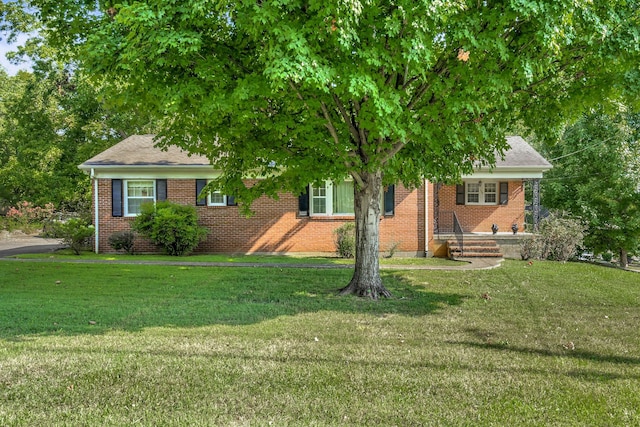 view of front of house featuring a front lawn