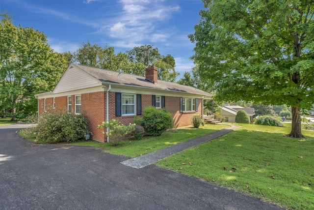 single story home with a front lawn