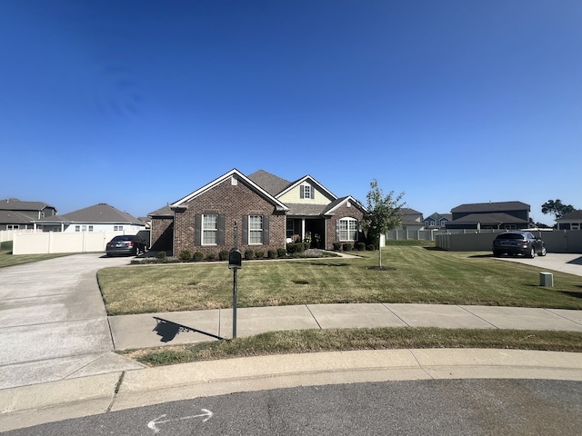 view of front of property featuring a front yard