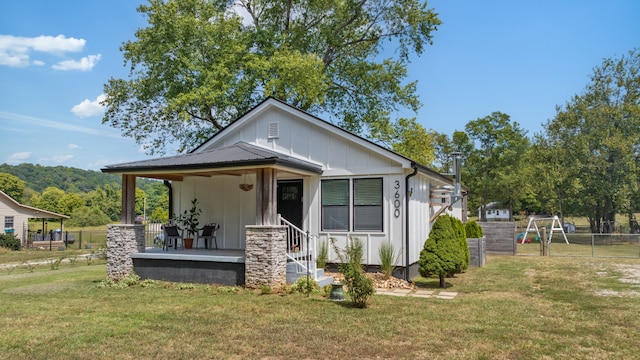 view of front facade with a front lawn