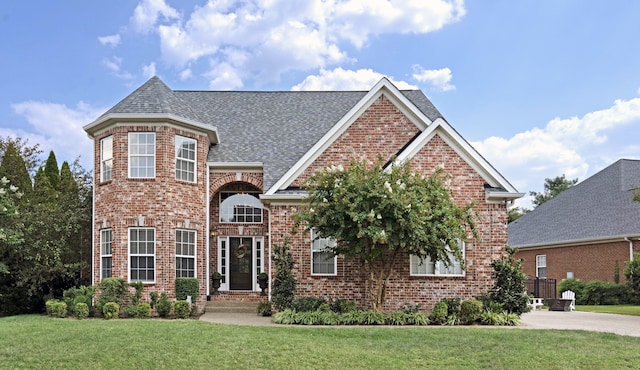 view of front of property featuring a front yard