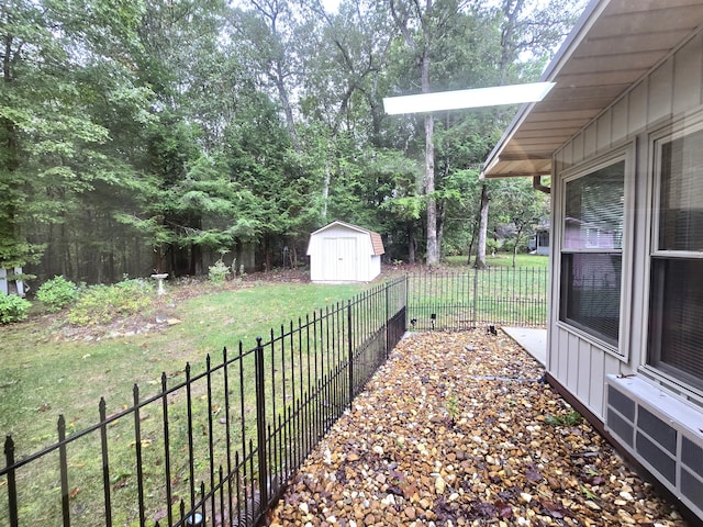 view of yard featuring a storage unit