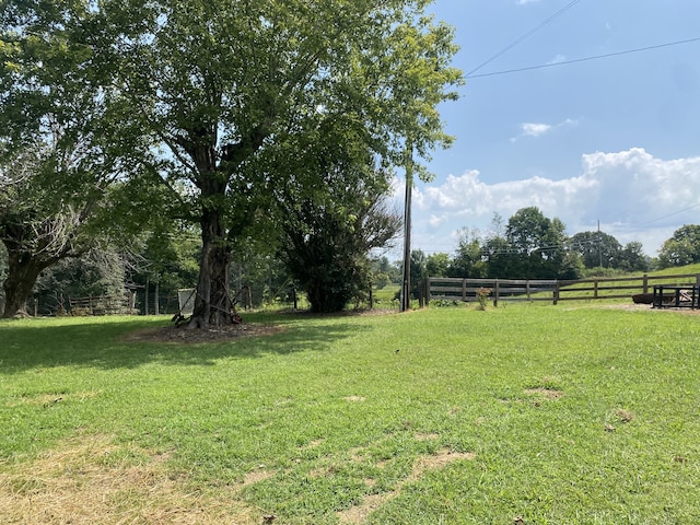 view of yard featuring a rural view