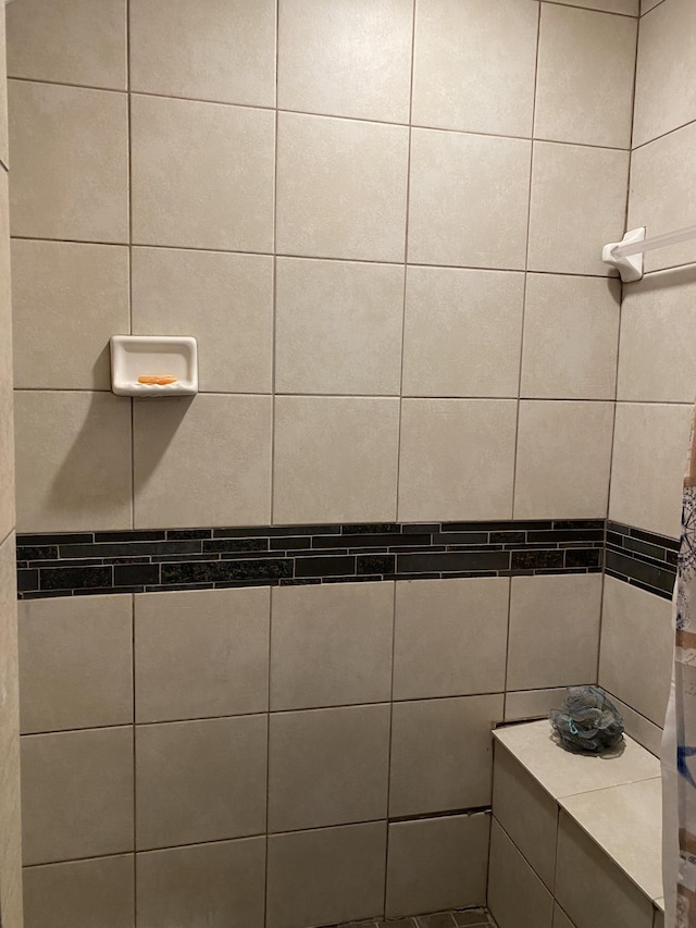 full bathroom featuring a tile shower