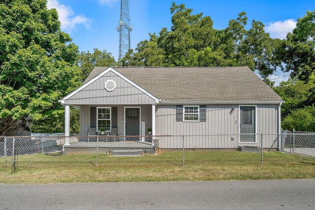 view of front of property featuring a front yard and a porch