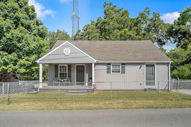 view of front of home featuring a porch, a front lawn, a shingled roof, and a fenced front yard