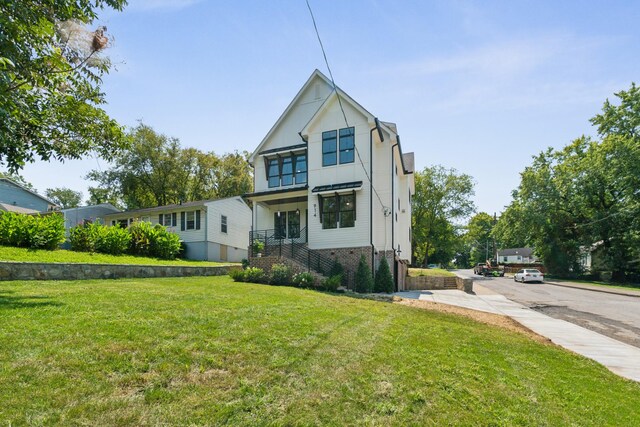 view of front facade featuring a front lawn