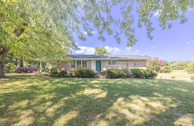 single story home featuring a front lawn