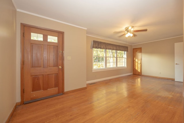 foyer entrance featuring ceiling fan, light wood-type flooring, and crown molding