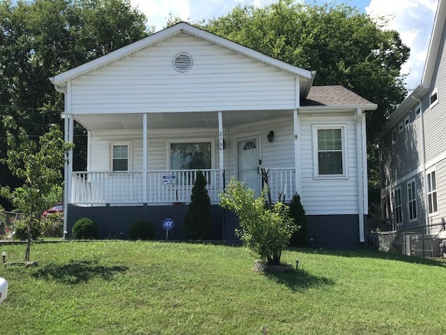 view of front of house featuring a porch and a front yard