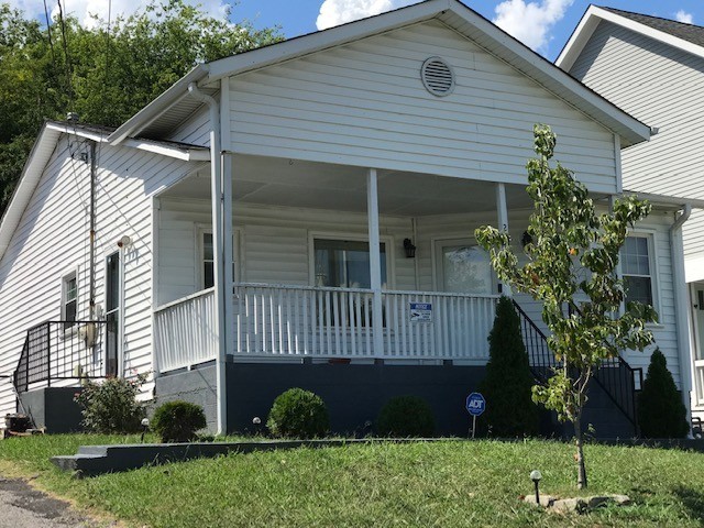 view of front of house with a front lawn and covered porch