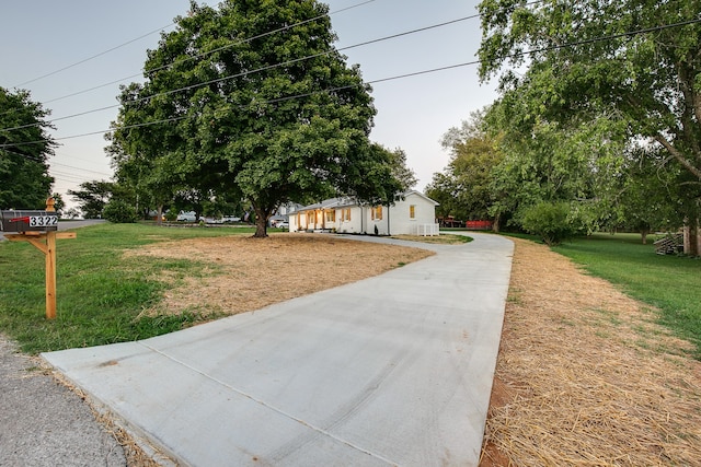 view of front facade featuring a front lawn