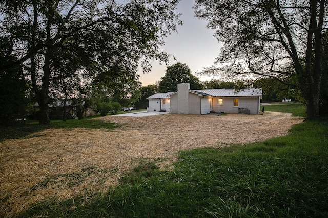 view of yard at dusk