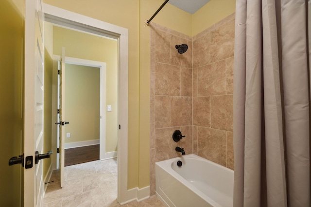 full bath with shower / tub combo and baseboards