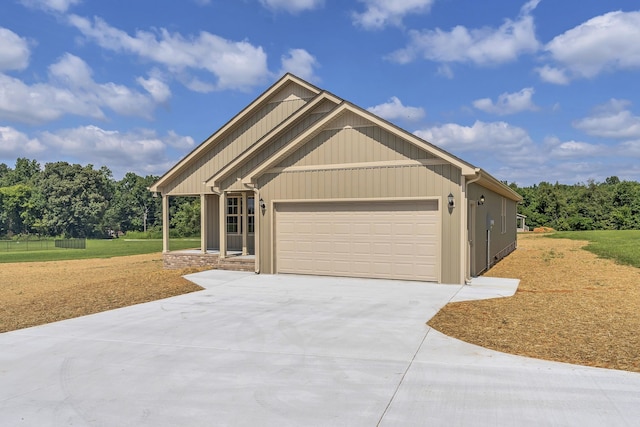 view of front of home featuring a front yard and a garage